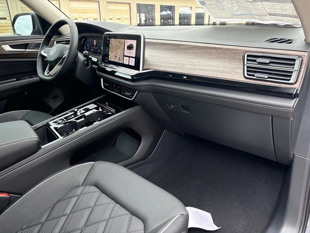 Volkswagen Atlas 2.0T SEL Premium R-Line 4MOTION 2026 — side view