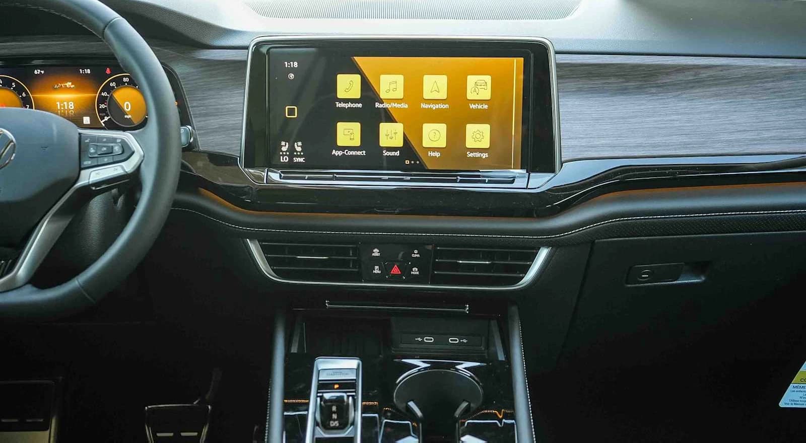 Volkswagen Atlas 2.0T SEL Premium R-Line 4MOTION 2026 — side view