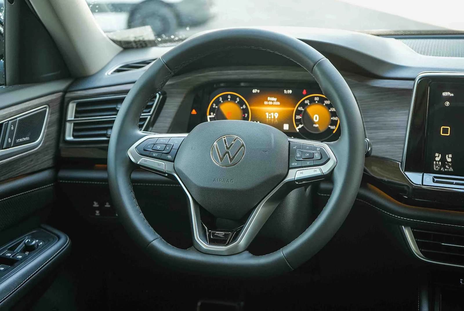 Volkswagen Atlas 2.0T SEL Premium R-Line 4MOTION 2026 — side view