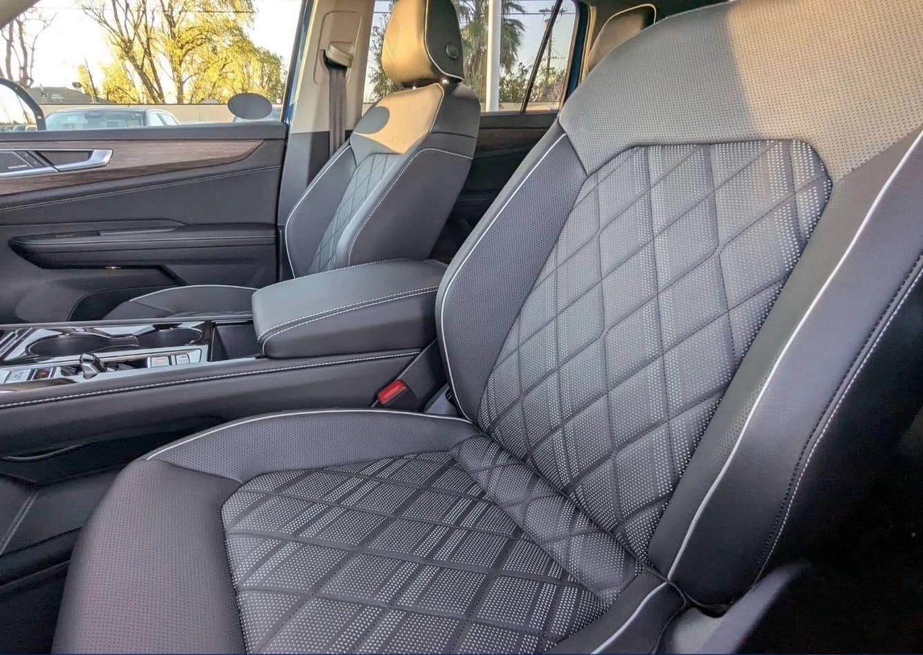 Volkswagen Atlas 2.0T SEL Premium R-Line 4MOTION 2026 — side view