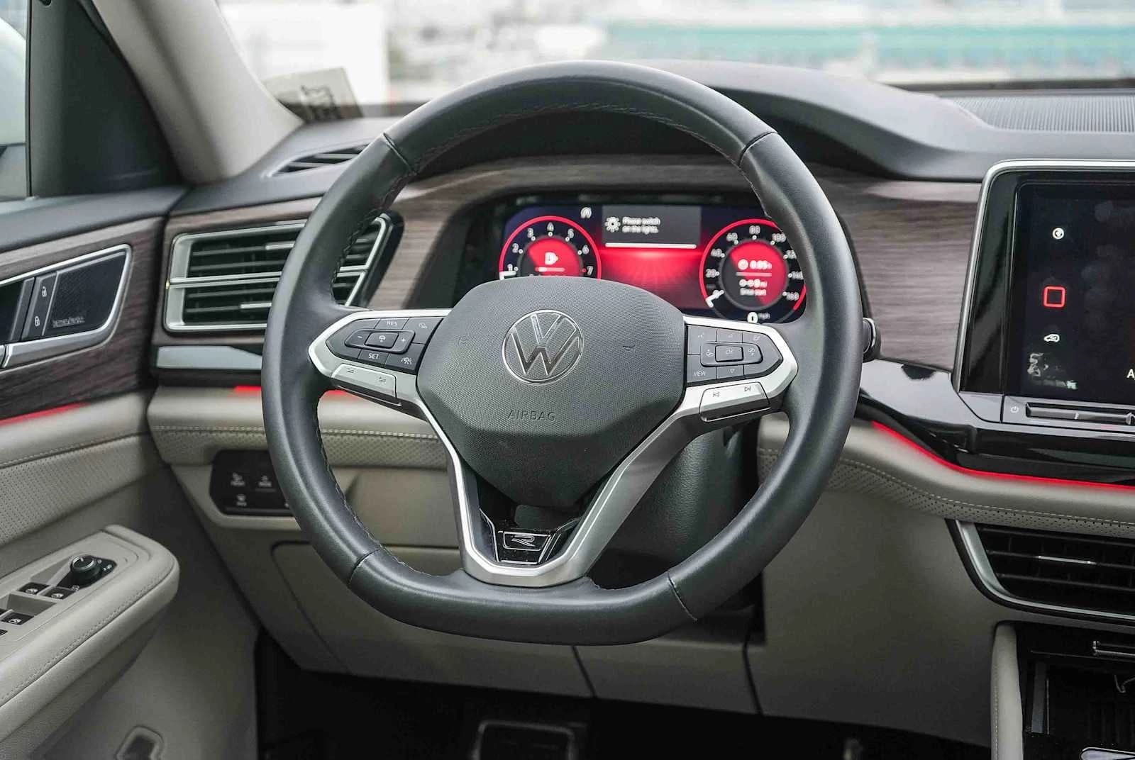 Volkswagen Atlas 2.0T SEL Premium R-Line 4MOTION 2025 — side view