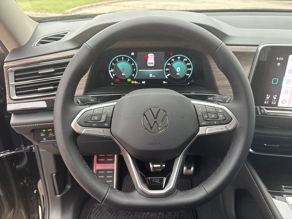 Volkswagen Atlas 2.0T SEL Premium R-Line 4MOTION 2025 — side view