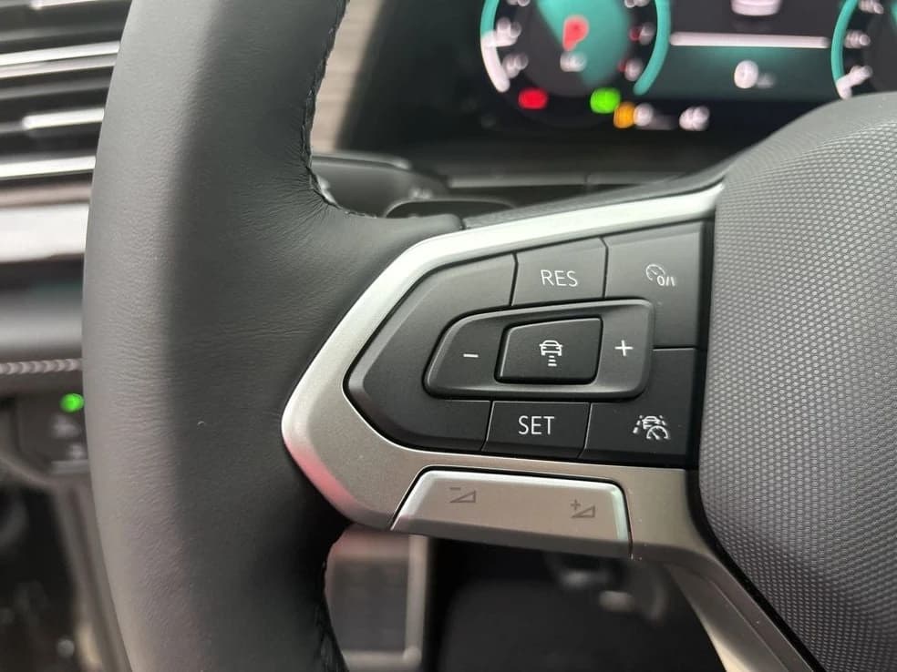 Volkswagen Atlas 2.0T SEL Premium R-Line 4MOTION 2025 — side view