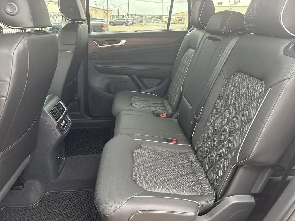 Volkswagen Atlas 2.0T SEL Premium R-Line 4MOTION 2025 — side view