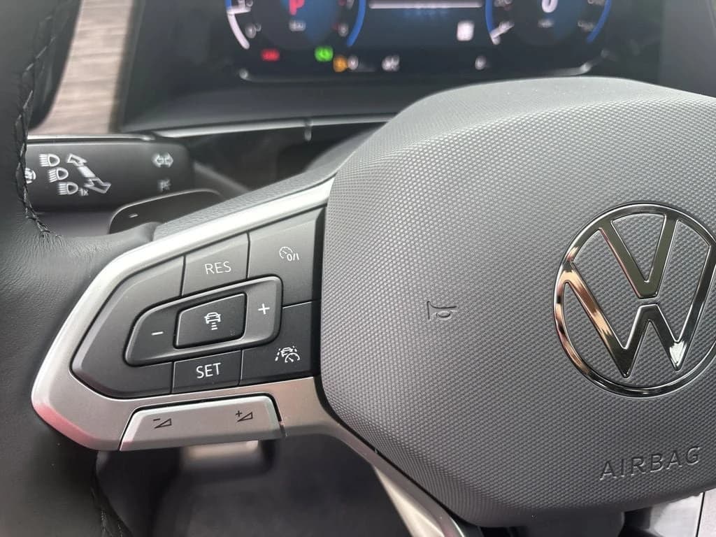 Volkswagen Atlas 2.0T SEL Premium R-Line 4MOTION 2025 — side view