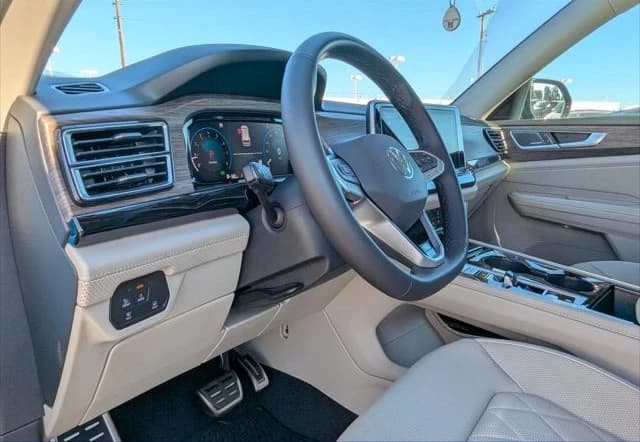 Volkswagen Atlas 2.0T SEL Premium R-Line 4MOTION 2025 — side view
