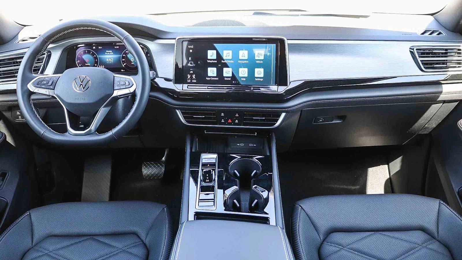 Volkswagen Atlas Cross Sport 2.0T SE w/Technology 4MOTION 2026 — side view