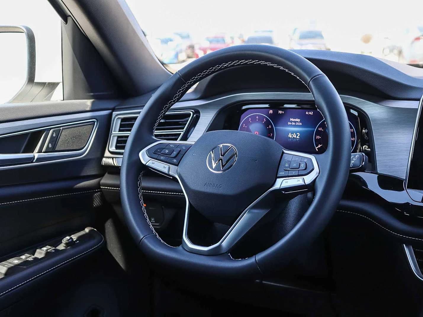 Volkswagen Atlas Cross Sport 2.0T SE w/Technology 4MOTION 2026 — side view