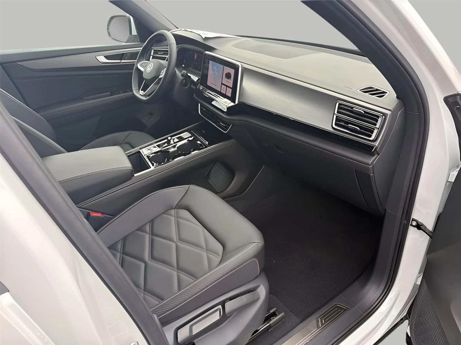 Volkswagen Atlas Cross Sport 2.0T SE w/Technology 4MOTION 2026 — side view
