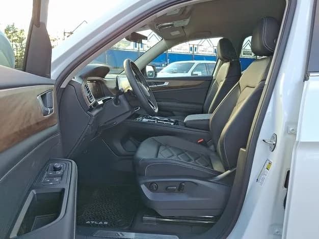 Volkswagen Atlas 2.0T SE w/Technology 4MOTION 2026 — side view