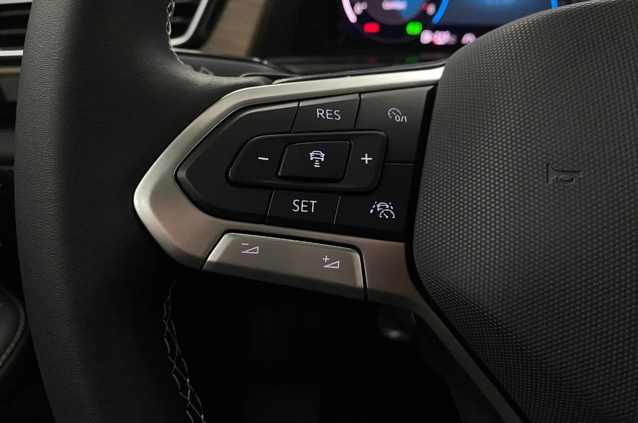 Volkswagen Atlas 2.0T SE w/Technology 4MOTION 2026 — side view
