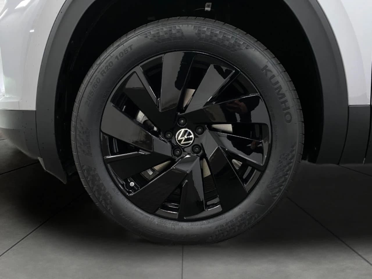 Volkswagen Atlas 2.0T SE w/Technology 4MOTION 2026 — side view