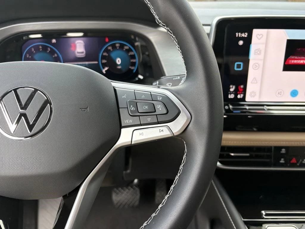 Volkswagen Atlas Cross Sport 2.0T SE w/Technology FWD 2026 — side view