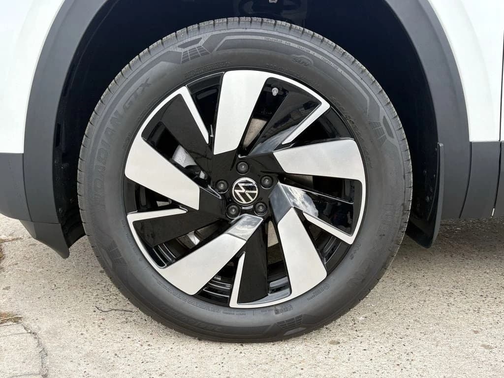 Volkswagen Atlas Cross Sport 2.0T SE w/Technology FWD 2026 — side view