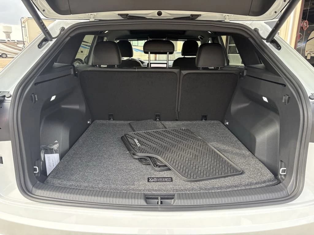 Volkswagen Atlas Cross Sport 2.0T SE w/Technology FWD 2026 — side view