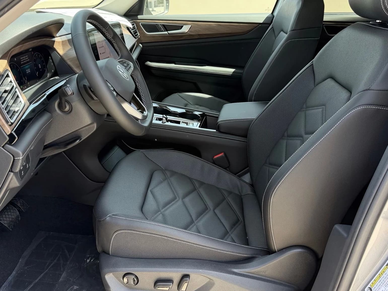 Volkswagen Atlas 2.0T SE w/Technology FWD 2026 — side view