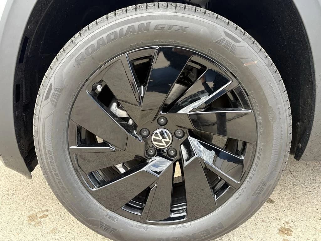 Volkswagen Atlas 2.0T SE w/Technology FWD 2026 — side view
