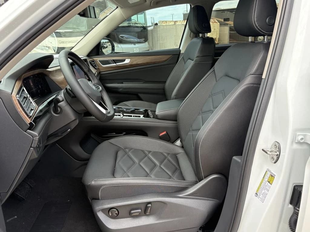 Volkswagen Atlas 2.0T SE w/Technology FWD 2026 — side view