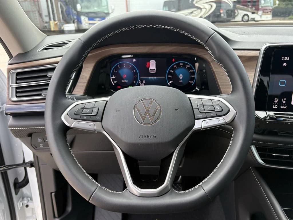 Volkswagen Atlas 2.0T SE w/Technology FWD 2026 — side view