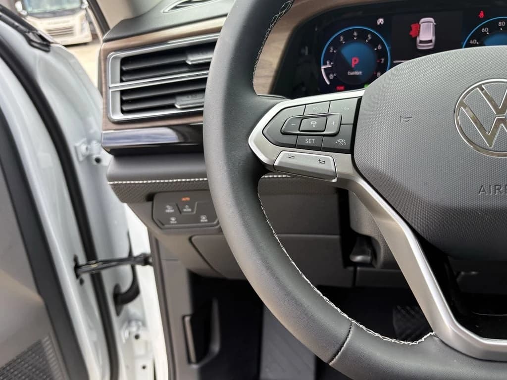 Volkswagen Atlas 2.0T SE w/Technology FWD 2026 — side view