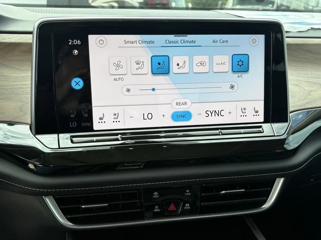 Volkswagen Atlas 2.0T SE w/Technology FWD 2026 — side view