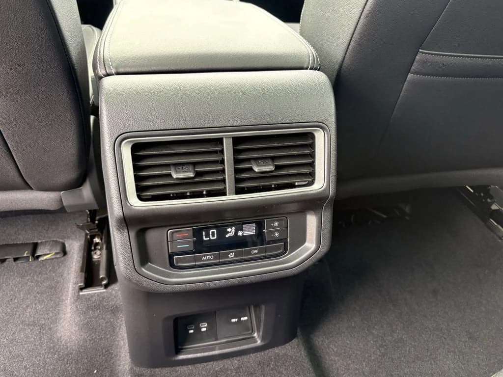 Volkswagen Atlas 2.0T SE w/Technology FWD 2026 — side view