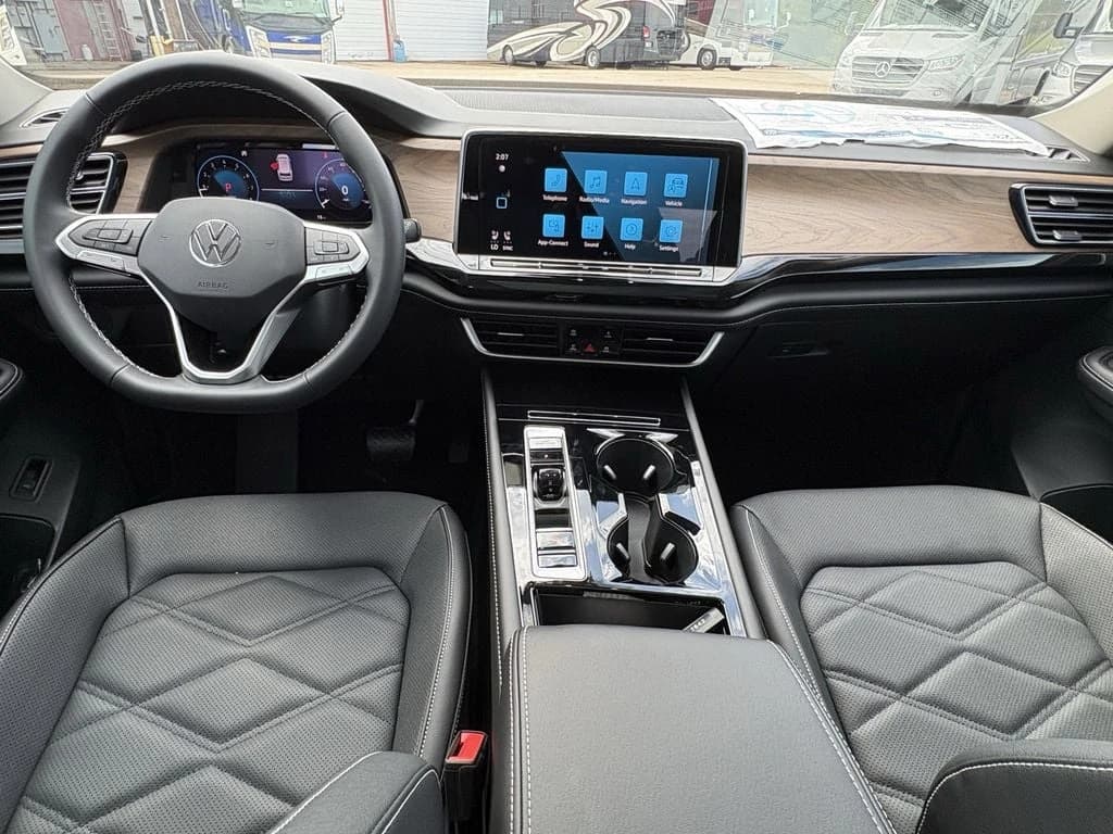 Volkswagen Atlas 2.0T SE w/Technology FWD 2026 — side view