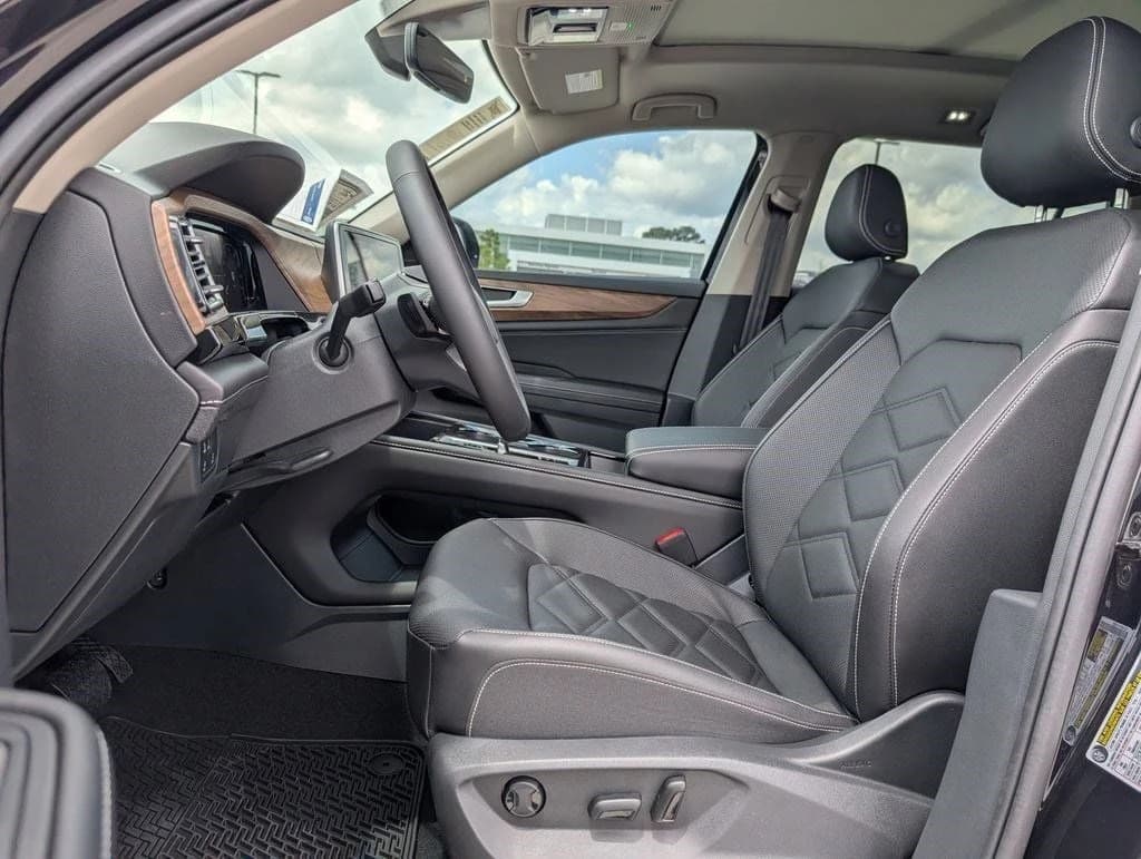 Volkswagen Atlas 2.0T SE w/Technology FWD 2026 — side view