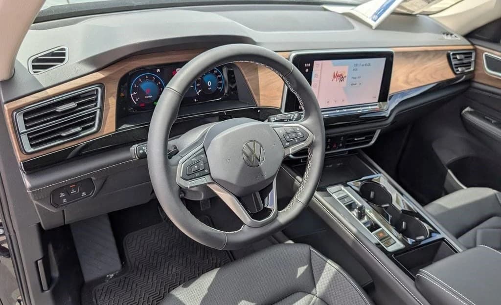 Volkswagen Atlas 2.0T SE w/Technology FWD 2026 — side view