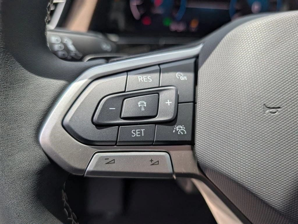Volkswagen Atlas 2.0T SE w/Technology FWD 2026 — side view