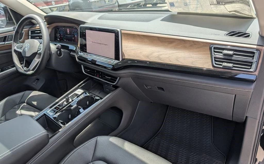 Volkswagen Atlas 2.0T SE w/Technology FWD 2026 — side view