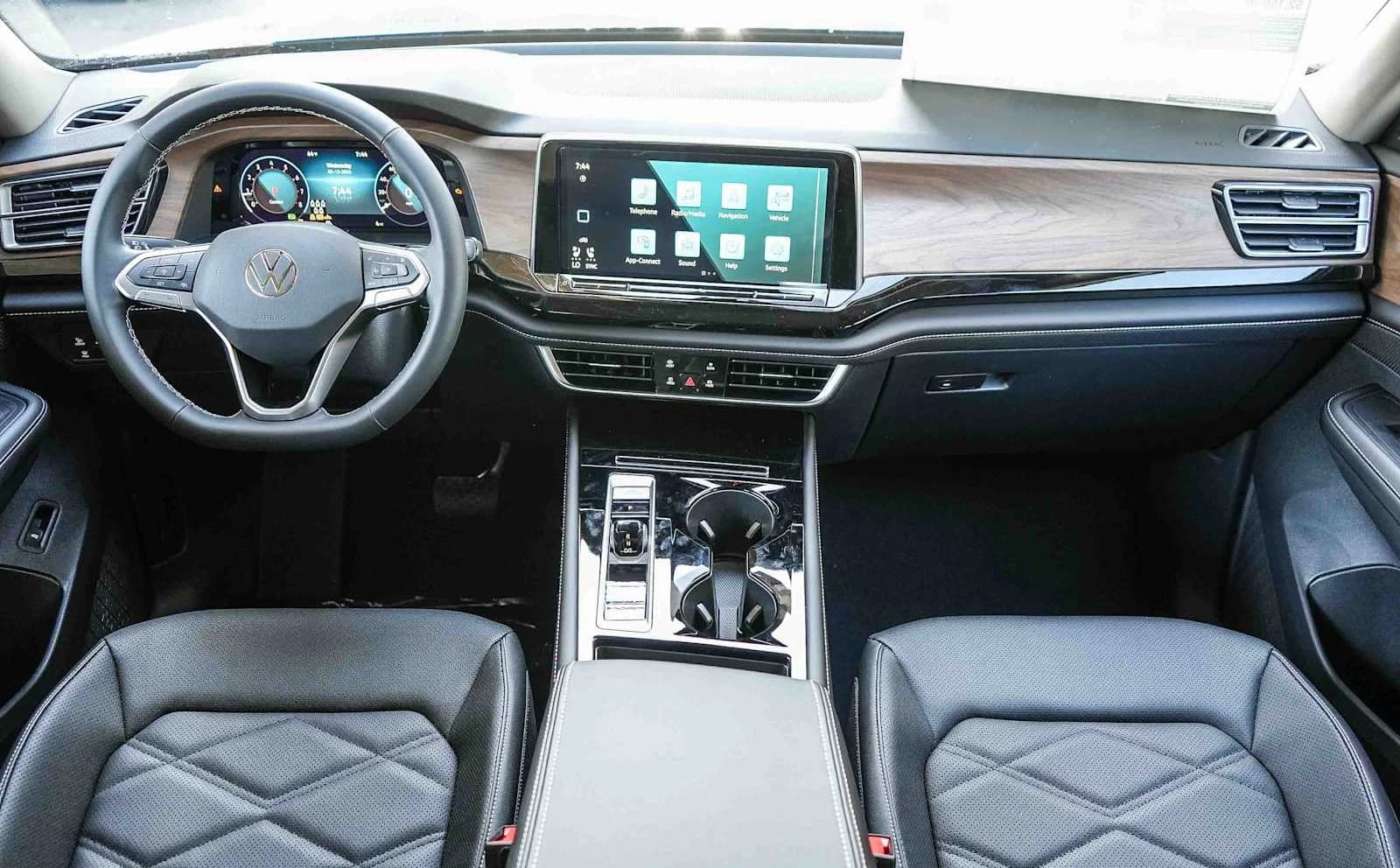 Volkswagen Atlas 2.0T SE w/Technology FWD 2026 — side view