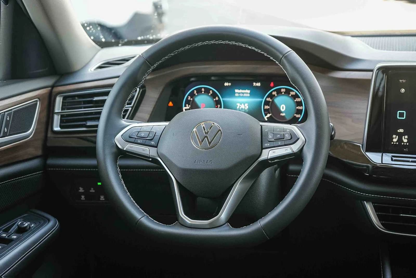 Volkswagen Atlas 2.0T SE w/Technology FWD 2026 — side view