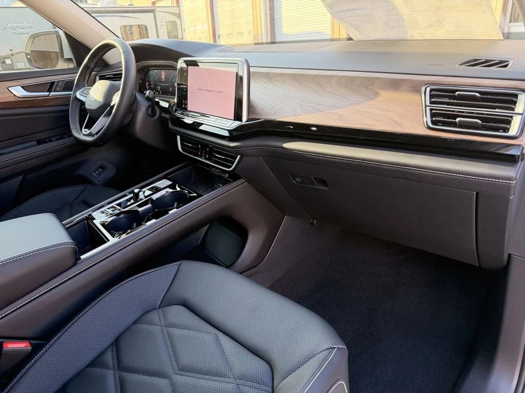 Volkswagen Atlas 2.0T SE w/Technology FWD 2026 — side view