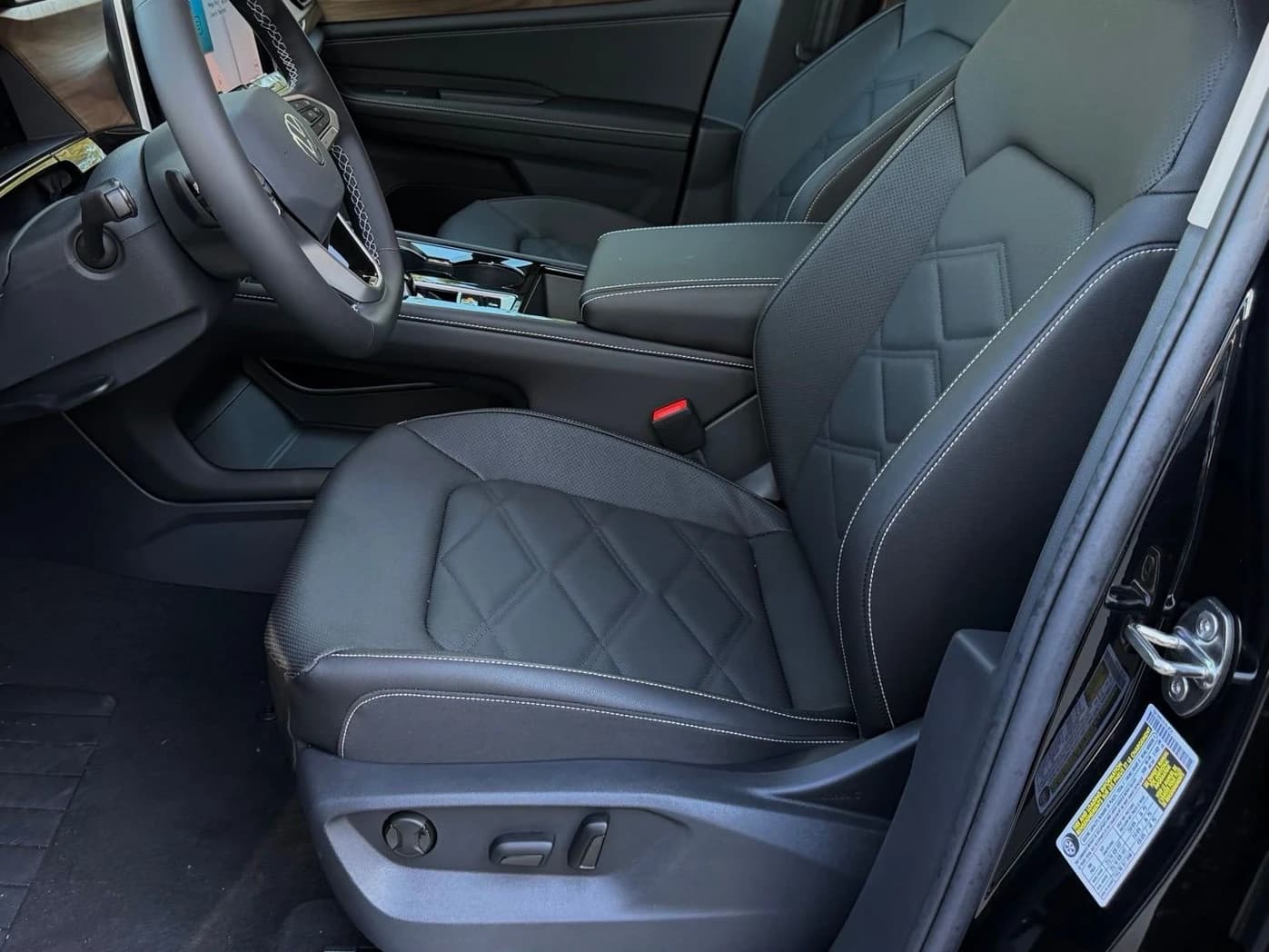 Volkswagen Atlas 2.0T SE w/Technology FWD 2026 — side view