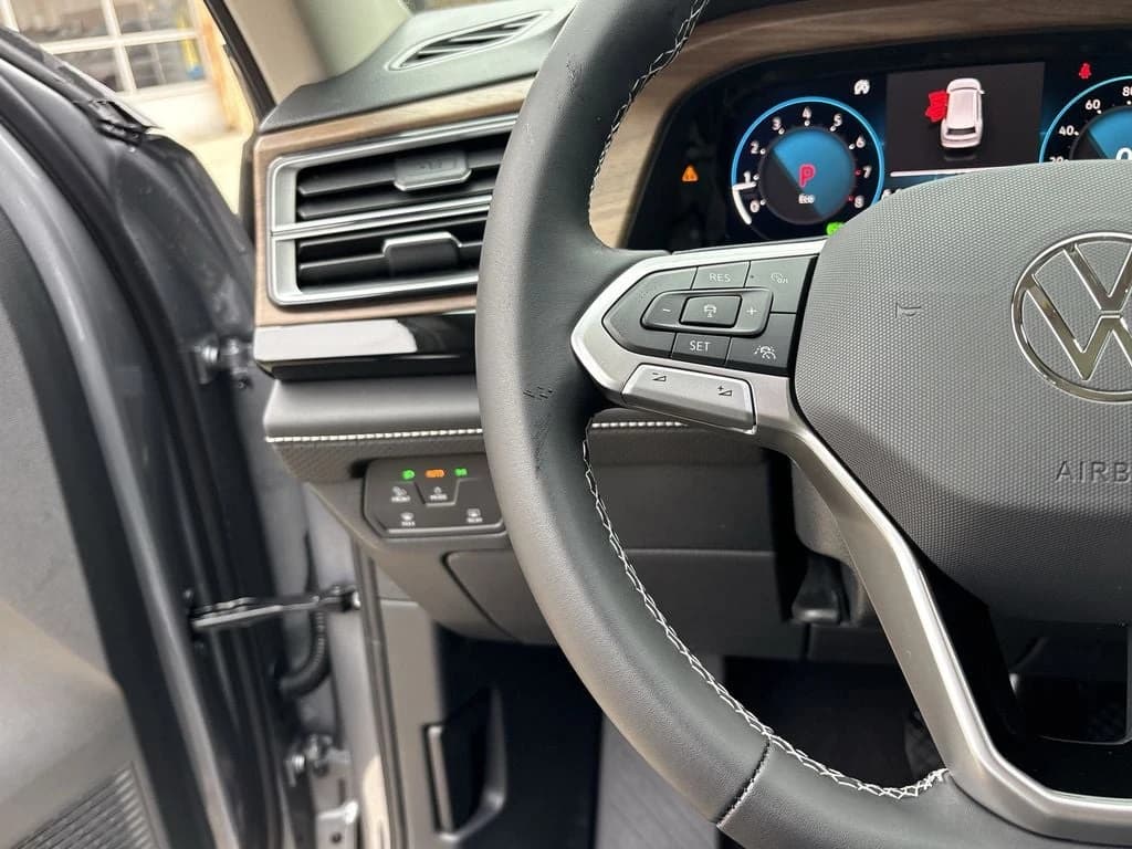Volkswagen Atlas 2.0T SE w/Technology FWD 2026 — side view