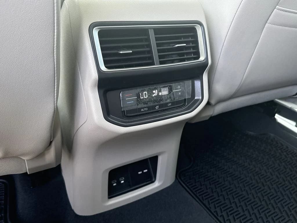 Volkswagen Atlas 2.0T SE w/Technology FWD 2026 — side view