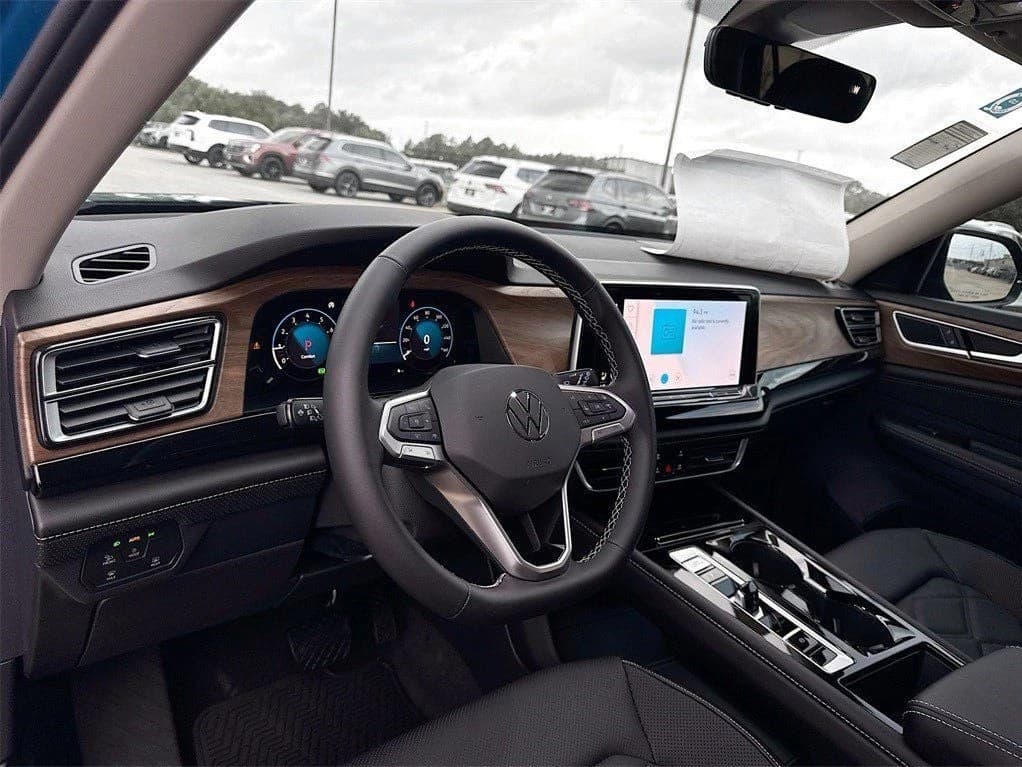 Volkswagen Atlas 2.0T SE w/Technology FWD 2025 — side view