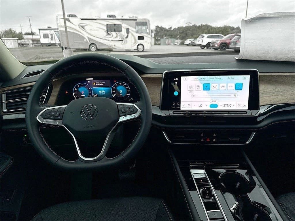 Volkswagen Atlas 2.0T SE w/Technology FWD 2025 — side view