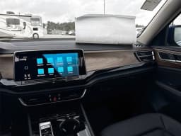 Volkswagen Atlas 2.0T SE w/Technology FWD 2025 — side view