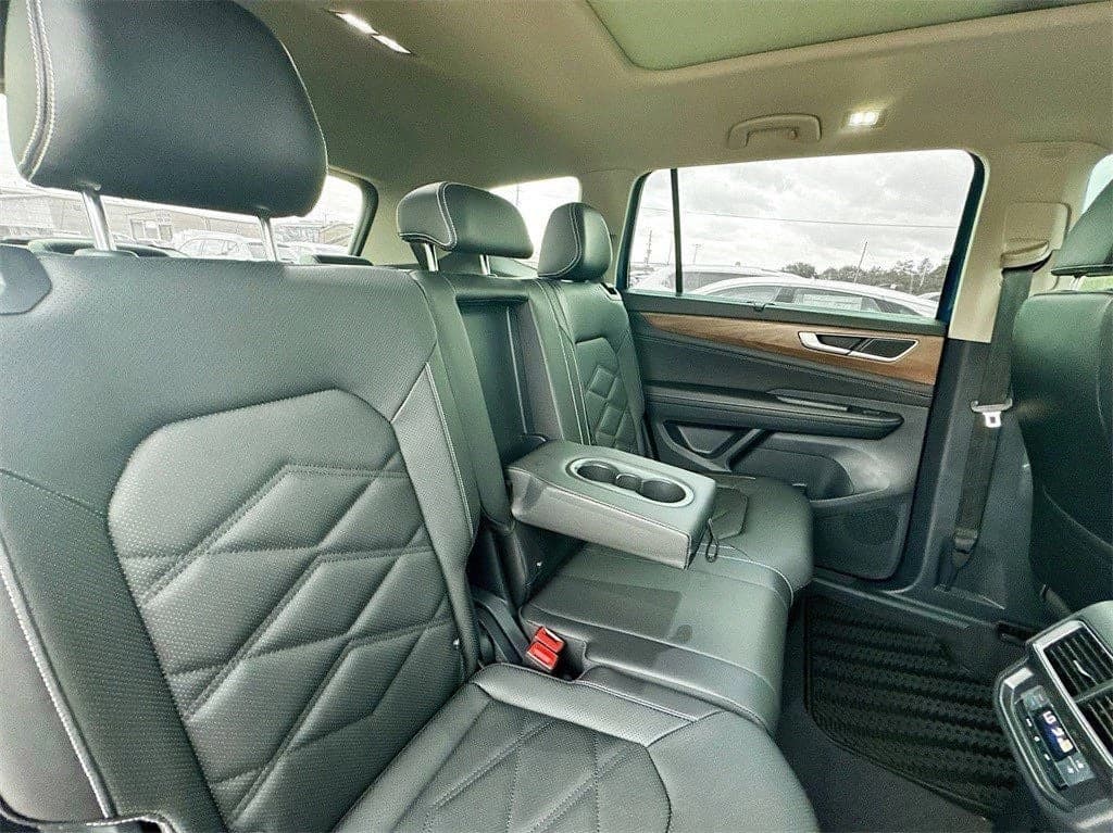 Volkswagen Atlas 2.0T SE w/Technology FWD 2025 — side view