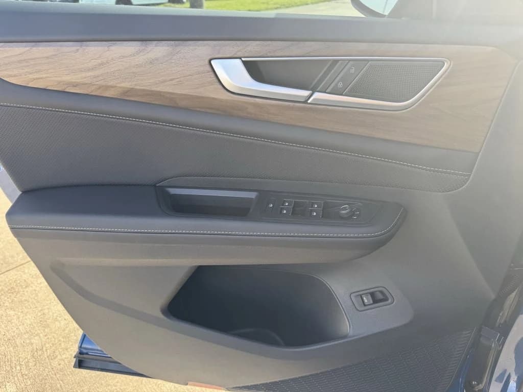 Volkswagen Atlas 2.0T SE w/Technology FWD 2025 — side view