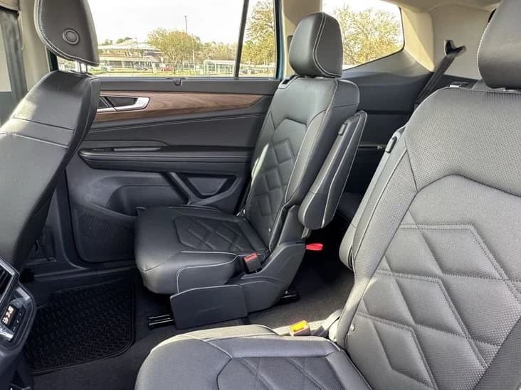 Volkswagen Atlas 2.0T SE w/Technology FWD 2025 — side view