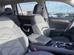 Volkswagen Atlas 2.0T SE w/Technology FWD 2025 — side view