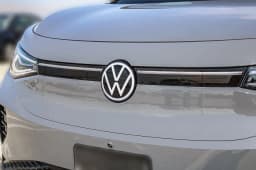 Volkswagen ID.4 Pro S Plus AWD 2025 — side view