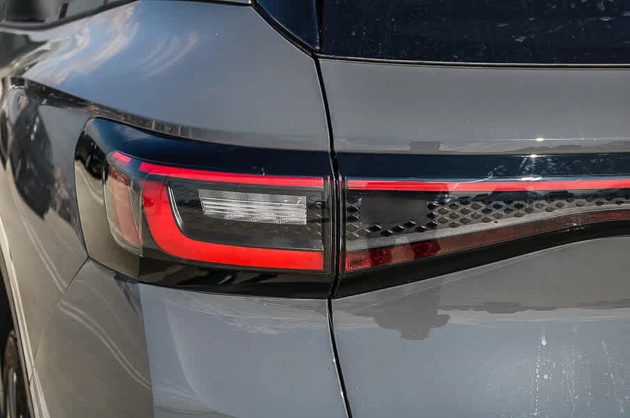 Volkswagen ID.4 Pro S Plus AWD 2025 — side view