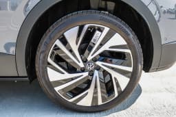 Volkswagen ID.4 Pro S Plus AWD 2025 — side view