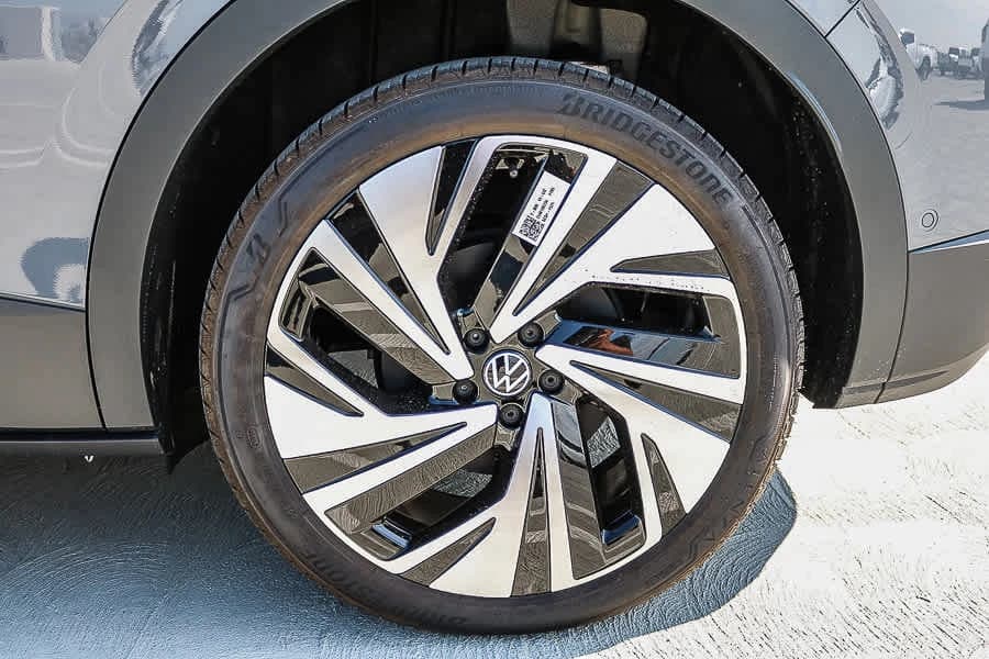 Volkswagen ID.4 Pro S Plus AWD 2025 — side view