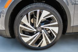 Volkswagen ID.4 Pro S Plus AWD 2025 — side view