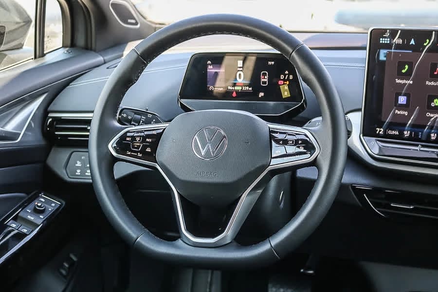 Volkswagen ID.4 Pro S Plus AWD 2025 — side view